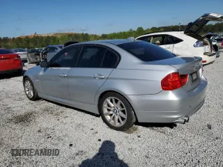 2009 BMW 3 Series 328i z VIN WBAPH77569NL85059, wystawiony jako Copart lot #51052645 z przebiegiem 136 283 mil mil oraz Szkody całkowita. Historia ofert i sprzedaży dostępna na DreamBid. Obrazek 2.