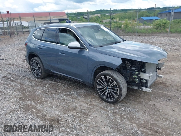 2023 BMW X1 xDrive28i z VIN WBX73EF06P5W75006, wystawiony jako IAAI lot #42235317 z przebiegiem 22 890 mil mil oraz . Historia ofert i sprzedaży dostępna na DreamBid. Obrazek 1.