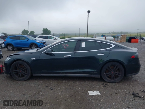 2013 Tesla Model S z VIN 5YJSA1DN2DFP07738, wystawiony jako IAAI lot #42433771 z przebiegiem 71 606 mil mil oraz . Historia ofert i sprzedaży dostępna na DreamBid. Obrazek 14.