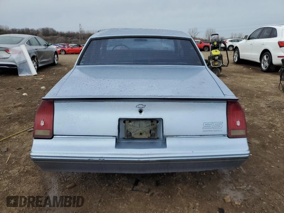 1988 Chevrolet Monte Carlo z VIN 1G1GZ11G5JP105897, wystawiony jako Copart lot #51135095 z przebiegiem 54 915 mil mil oraz Szkody całkowita. Historia ofert i sprzedaży dostępna na DreamBid. Obrazek 6.