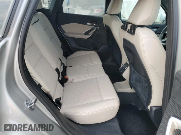 2024 BMW X1 xDrive28i z VIN WBX73EF05R5Z49203, wystawiony jako Copart lot #52685125 z przebiegiem Nie podano mil oraz Nie do naprawy • Non repairable. Historia ofert i sprzedaży dostępna na DreamBid. Obrazek 10.