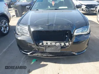 2019 Chrysler 300 S z VIN 2C3CCABG8KH628668, wystawiony jako IAAI lot #42060870 z przebiegiem 86 694 mil mil oraz . Historia ofert i sprzedaży dostępna na DreamBid. Obrazek 6.
