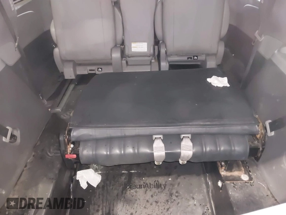 2018 Toyota Sienna LE Auto Access Seat with VIN 5TDKZ3DC4JS906025, listed as a IAAI auction lot 41078552 with 227,565 mi miles. Bid and sale history available at carsss.com. Image 18.