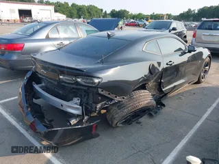 2020 Chevrolet Camaro 1LT z VIN 1G1FB1RS6L0103886, wystawiony jako IAAI lot #42402884 z przebiegiem 61 304 mil mil oraz . Historia ofert i sprzedaży dostępna na DreamBid. Obrazek 4.