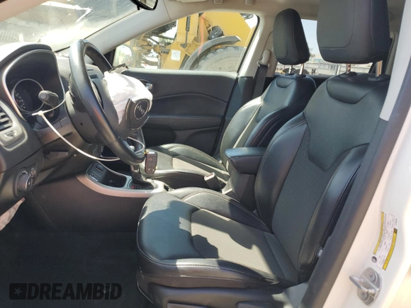 2020 Jeep Compass Latitude z VIN 3C4NJCBB2LT162755, wystawiony jako Copart lot #57730165 z przebiegiem 51 153 mil mil oraz Szkoda całkowita • Salvage title. Historia ofert i sprzedaży dostępna na DreamBid. Obrazek 7.