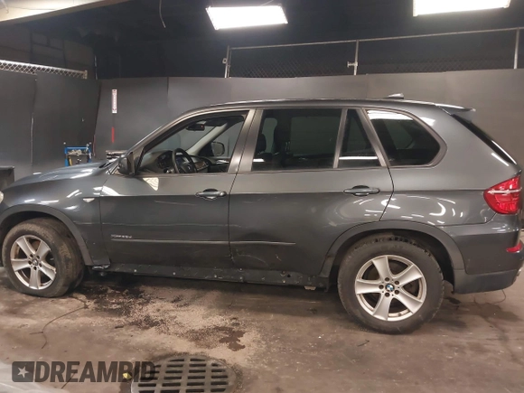 2011 BMW X5 35d z VIN 5UXZW0C5XBL658941, wystawiony jako IAAI lot #42460443 z przebiegiem 137 268 mil mil oraz . Historia ofert i sprzedaży dostępna na DreamBid. Obrazek 14.