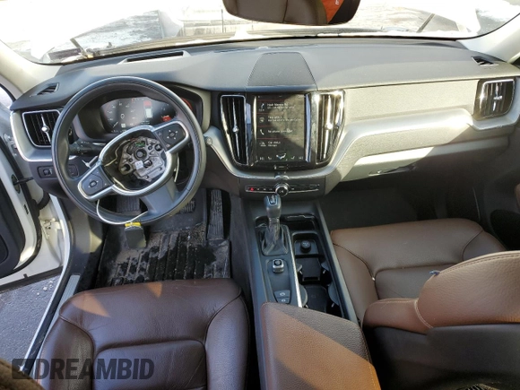2018 Volvo XC60 Momentum z VIN LYVA22RK4JB113565, wystawiony jako Copart lot #45884295 z przebiegiem 69 389 mil mil oraz Szkoda całkowita • Salvage title. Historia ofert i sprzedaży dostępna na DreamBid. Obrazek 8.