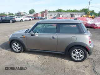2013 MINI Hardtop z VIN WMWSU3C5XDT685745, wystawiony jako IAAI lot #42300577 z przebiegiem 112 804 mil mil oraz . Historia ofert i sprzedaży dostępna na DreamBid. Obrazek 13.