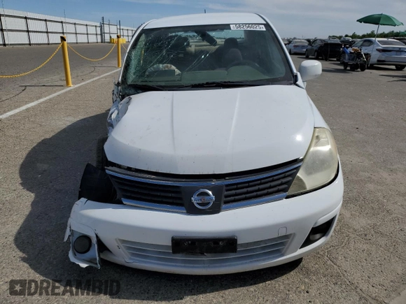 2009 Nissan Versa S z VIN 3N1BC11E79L501857, wystawiony jako Copart lot #58256025 z przebiegiem 156 313 mil mil oraz Szkoda całkowita • Salvage title. Historia ofert i sprzedaży dostępna na DreamBid. Obrazek 5.