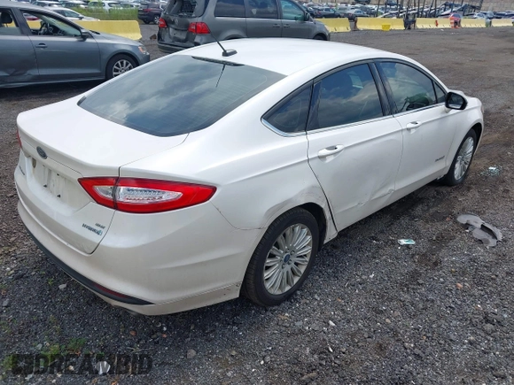 2014 Ford Fusion SE Hybrid z VIN 3FA6P0LU3ER391680, wystawiony jako IAAI lot #42643934 z przebiegiem 102 578 mil mil oraz . Historia ofert i sprzedaży dostępna na DreamBid. Obrazek 4.