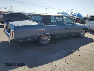 1985 Cadillac Fleetwood z VIN 1G6DW6985F9757401, wystawiony jako Copart lot #59345225 z przebiegiem 91 923 mil mil oraz Tytuł czysty. Historia ofert i sprzedaży dostępna na DreamBid. Obrazek 3.