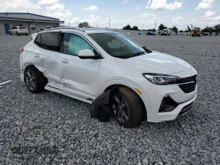 2021 Buick Encore GX Essence z VIN KL4MMFSL3MB145909, wystawiony jako Copart lot #59030565 z przebiegiem 9 279 mil mil oraz Nie do naprawy • Non repairable. Historia ofert i sprzedaży dostępna na DreamBid. Obrazek 4.