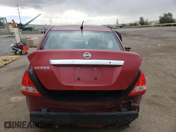 2011 Nissan Versa S z VIN 3N1BC1AP7BL463683, wystawiony jako Copart lot #57784065 z przebiegiem 110 937 mil mil oraz Szkoda całkowita • Salvage title. Historia ofert i sprzedaży dostępna na DreamBid. Obrazek 6.