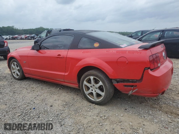 2008 Ford Mustang GT Deluxe z VIN 1ZVHT82H985142306, wystawiony jako Copart lot #57461015 z przebiegiem 142 325 mil mil oraz Czysty tytuł • Clean title. Historia ofert i sprzedaży dostępna na DreamBid. Obrazek 2.