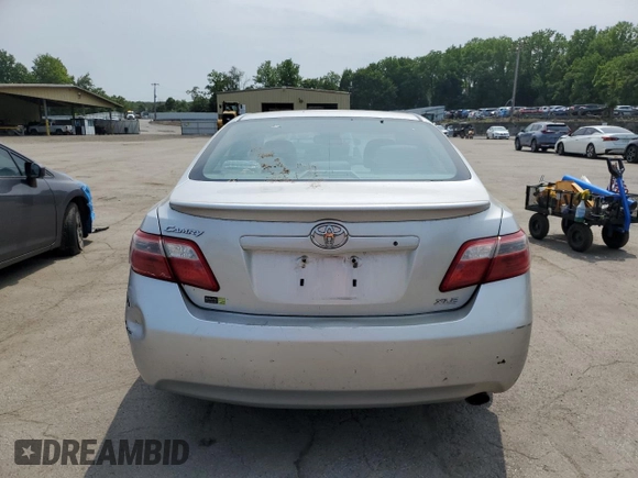 2008 Toyota Camry LE z VIN 4T1BE46K18U759654, wystawiony jako Copart lot #59986745 z przebiegiem 233 150 mil mil oraz Szkoda całkowita • Salvage title. Historia ofert i sprzedaży dostępna na DreamBid. Obrazek 6.