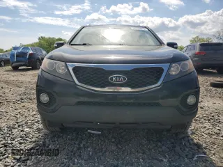 2013 Kia Sorento LX z VIN 5XYKT4A64DG352153, wystawiony jako Copart lot #55330825 z przebiegiem 289 967 mil mil oraz Szkoda całkowita • Salvage title. Historia ofert i sprzedaży dostępna na DreamBid. Obrazek 5.