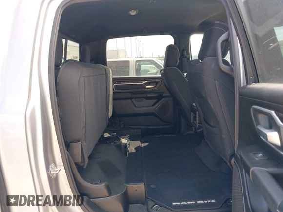 2022 Ram 1500 Big Horn z VIN 1C6RREFT2NN253608, wystawiony jako IAAI lot #42020587 z przebiegiem 44 509 mil mil oraz . Historia ofert i sprzedaży dostępna na DreamBid. Obrazek 8.