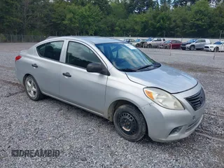 2014 Nissan Versa SV z VIN 3N1CN7AP1EL867696, wystawiony jako IAAI lot #40290216 z przebiegiem 126 380 mil mil oraz . Historia ofert i sprzedaży dostępna na DreamBid. Obrazek 1.