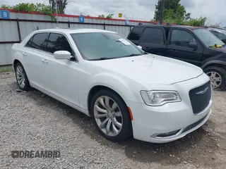 2016 Chrysler 300 Anniversary Edition z VIN 2C3CCAAG2GH343828, wystawiony jako IAAI lot #42291353 z przebiegiem 126 336 mil mil oraz . Historia ofert i sprzedaży dostępna na DreamBid. Obrazek 1.