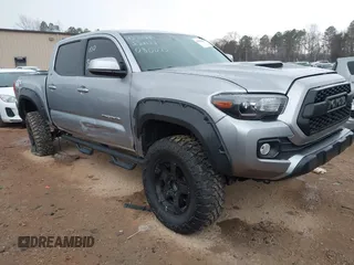 2017 Toyota Tacoma SR5 z VIN 5TFCZ5AN7HX080023, wystawiony jako IAAI lot #41694844 z przebiegiem 79 295 mil mil oraz . Historia ofert i sprzedaży dostępna na DreamBid. Obrazek 1.