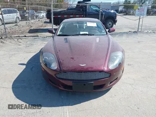 2005 Aston Martin DB9 z VIN SCFAD01A75GA01262, wystawiony jako IAAI lot #41937486 z przebiegiem 35 538 mil mil oraz . Historia ofert i sprzedaży dostępna na DreamBid. Obrazek 12.