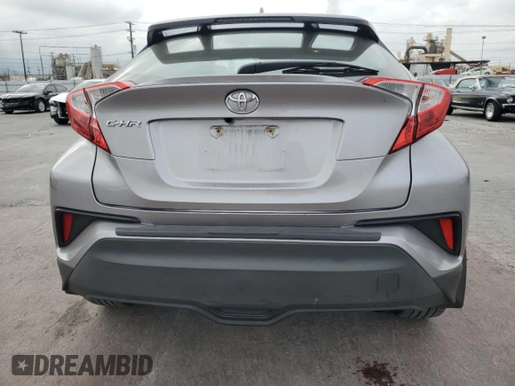2018 Toyota C-HR XLE z VIN NMTKHMBX3JR023403, wystawiony jako Copart lot #54574245 z przebiegiem 119 657 mil mil oraz Szkoda całkowita • Salvage title. Historia ofert i sprzedaży dostępna na DreamBid. Obrazek 6.