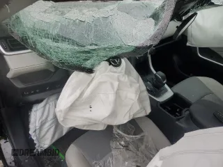 2024 Toyota RAV4 Hybrid XLE Premium z VIN 4T3B6RFVXRU173774, wystawiony jako Copart lot #57258085 z przebiegiem Nie podano mil oraz Szkoda całkowita • Salvage title. Historia ofert i sprzedaży dostępna na DreamBid. Obrazek 8.