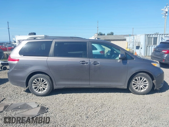 2011 Toyota Sienna XLE AAS z VIN 5TDYK3DC9BS133603, wystawiony jako IAAI lot #42218111 z przebiegiem 227 329 mil mil oraz . Historia ofert i sprzedaży dostępna na DreamBid. Obrazek 13.
