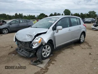 2009 Nissan Versa SL z VIN 3N1BC13E59L352183, wystawiony jako Copart lot #57473555 z przebiegiem 61 227 mil mil oraz Szkoda całkowita • Salvage title. Historia ofert i sprzedaży dostępna na DreamBid. Obrazek 1.