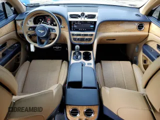 2022 Bentley Bentayga V8 z VIN SJAAM2ZV5NC016981, wystawiony jako Copart lot #43359514 z przebiegiem 8814 mil mil oraz . Historia ofert i sprzedaży dostępna na DreamBid. Obrazek 8.