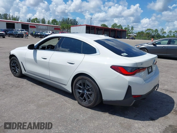2024 BMW i4 eDrive35 z VIN WBY43AW02RFR51721, wystawiony jako IAAI lot #40336142 z przebiegiem 20 090 mil mil oraz . Historia ofert i sprzedaży dostępna na DreamBid. Obrazek 3.