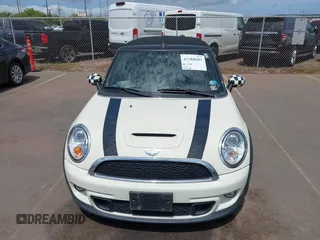 2011 MINI Convertible S z VIN WMWZP3C54BTX84385, wystawiony jako IAAI lot #42388603 z przebiegiem 103 336 mil mil oraz . Historia ofert i sprzedaży dostępna na DreamBid. Obrazek 6.