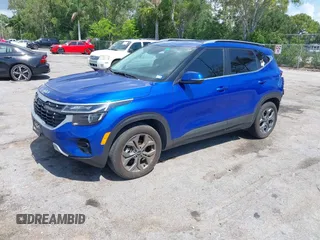 2024 Kia Seltos S z VIN KNDEU2AA1R7615223, wystawiony jako IAAI lot #42351224 z przebiegiem 27 375 mil mil oraz . Historia ofert i sprzedaży dostępna na DreamBid. Obrazek 2.