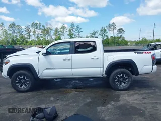 2020 Toyota Tacoma SR5 z VIN 5TFCZ5AN5LX231157, wystawiony jako IAAI lot #42045534 z przebiegiem 84 099 mil mil oraz . Historia ofert i sprzedaży dostępna na DreamBid. Obrazek 14.