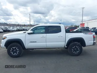 2023 Toyota Tacoma SR z VIN 3TMCZ5AN0PM541700, wystawiony jako IAAI lot #41819408 z przebiegiem 14 216 mil mil oraz . Historia ofert i sprzedaży dostępna na DreamBid. Obrazek 15.