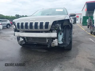 2019 Jeep Cherokee Latitude z VIN 1C4PJLCB2KD120503, wystawiony jako IAAI lot #42206232 z przebiegiem 115 714 mil mil oraz . Historia ofert i sprzedaży dostępna na DreamBid. Obrazek 6.