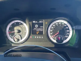 2015 Ram 1500 Express z VIN 1C6RR6KT6FS754869, wystawiony jako IAAI lot #41240025 z przebiegiem 203 775 mil mil oraz . Historia ofert i sprzedaży dostępna na DreamBid. Obrazek 7.