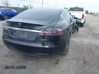 2016 Tesla Model S 90D z VIN 5YJSA1E4XGF171681, wystawiony jako IAAI lot #41836005 z przebiegiem 81 063 mil mil oraz . Historia ofert i sprzedaży dostępna na DreamBid. Obrazek 4.