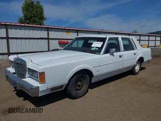 1989 Lincoln Town Car z VIN 1LNBM81FXKY640618, wystawiony jako IAAI lot #42290055 z przebiegiem 36 095 mil mil oraz . Historia ofert i sprzedaży dostępna na DreamBid. Obrazek 2.