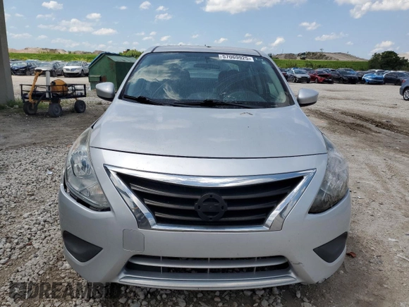 2016 Nissan Versa S z VIN 3N1CN7AP3GL859294, wystawiony jako Copart lot #57069925 z przebiegiem 124 928 mil mil oraz Czysty tytuł • Clean title. Historia ofert i sprzedaży dostępna na DreamBid. Obrazek 5.