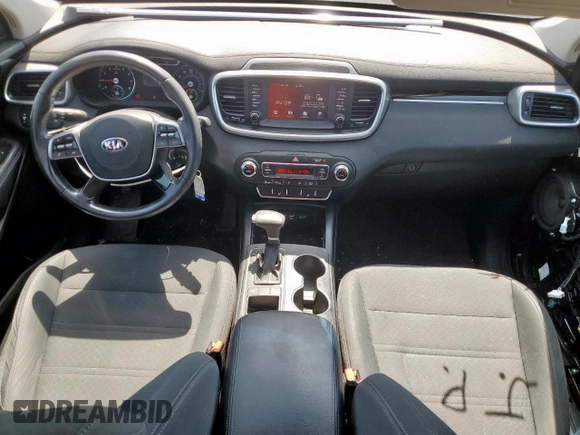 2020 Kia Sorento LX z VIN 5XYPG4A36LG673089, wystawiony jako Copart lot #60742195 z przebiegiem 68 612 mil mil oraz Szkoda całkowita • Salvage title. Historia ofert i sprzedaży dostępna na DreamBid. Obrazek 8.