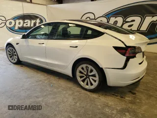 2022 Tesla Model 3 z VIN 5YJ3E1EA1NF371389, wystawiony jako Copart lot #59639665 z przebiegiem 84 719 mil mil oraz Czysty tytuł • Clean title. Historia ofert i sprzedaży dostępna na DreamBid. Obrazek 2.