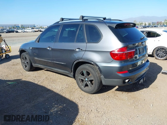 2013 BMW X5 xDrive35i z VIN 5UXZV4C56D0G57030, wystawiony jako IAAI lot #42267366 z przebiegiem 174 381 mil mil oraz . Historia ofert i sprzedaży dostępna na DreamBid. Obrazek 3.