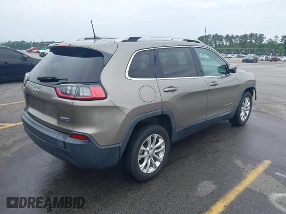 2019 Jeep Cherokee Latitude z VIN 1C4PJLCB2KD120503, wystawiony jako IAAI lot #42206232 z przebiegiem 115 714 mil mil oraz . Historia ofert i sprzedaży dostępna na DreamBid. Obrazek 4.