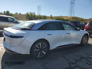 2023 Lucid Air Grand Touring z VIN 50EA1GBA1PA003280, wystawiony jako Copart lot #69447544 z przebiegiem 4282 mil mil oraz Szkody całkowita. Historia ofert i sprzedaży dostępna na DreamBid. Obrazek 3.