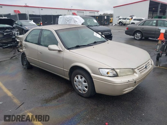 1997 Toyota Camry LE z VIN 4T1BG22K9VU786181, wystawiony jako IAAI lot #41610928 z przebiegiem 338 829 mil mil oraz . Historia ofert i sprzedaży dostępna na DreamBid. Obrazek 1.