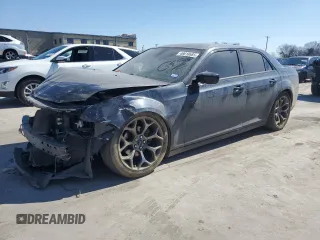 2016 Chrysler 300 S z VIN 2C3CCABG0GH244066, wystawiony jako Copart lot #46618685 z przebiegiem 136 549 mil mil oraz Szkoda całkowita • Salvage title. Historia ofert i sprzedaży dostępna na DreamBid. Obrazek 1.