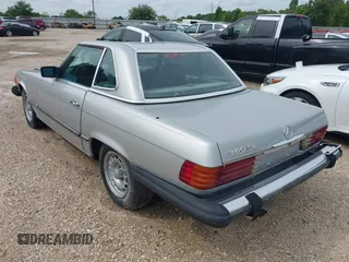 1985 Mercedes-Benz 380 z VIN WDBBA45C4FA016168, wystawiony jako IAAI lot #42245527 z przebiegiem 127 083 mil mil oraz . Historia ofert i sprzedaży dostępna na DreamBid. Obrazek 3.