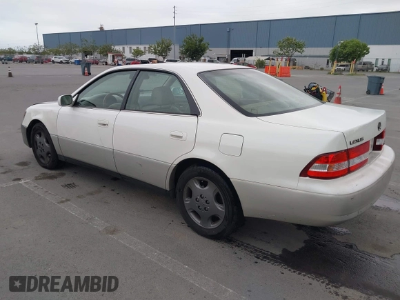 2001 Lexus ES with VIN JT8BF28G210313622, listed as a IAAI auction lot 42068414 with 197,090 mi miles. Bid and sale history available at carsss.com. Image 3.