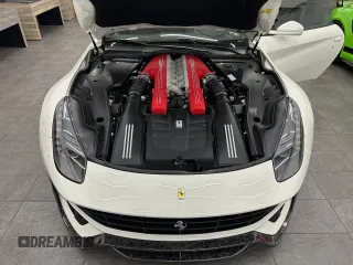 2016 Ferrari F12 z VIN ZFF74UFA2G0214140, wystawiony jako Copart lot #81488384 z przebiegiem 11 434 mil mil oraz Tytuł czysty. Historia ofert i sprzedaży dostępna na DreamBid. Obrazek 7.